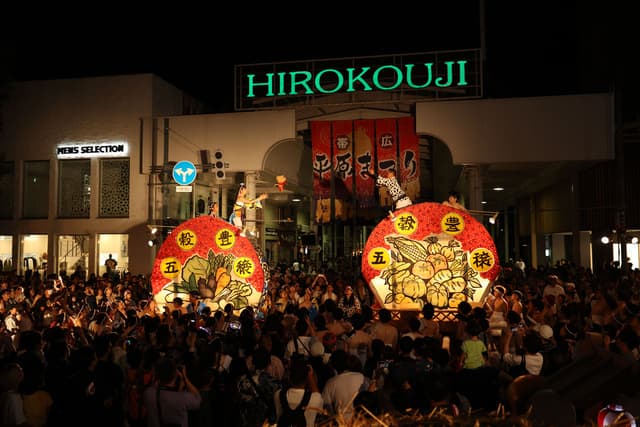 【夢降夜】地元の若者が魂を込めて神輿を担ぎ、幻想的な夜を彩ります。十勝を開拓した先人への感謝や五穀豊穣（ほうじょう）への願いを込め、男御輿（みこし）、女御輿が会場を練り歩きます。