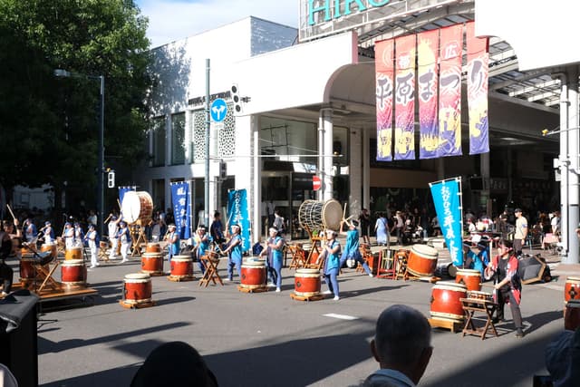 【平原・太鼓まつり】全道各地から太鼓演奏チームが集結。平原通りをステージに、各団体の演奏ほか全チームによる合奏など、地面を揺るがすほどの迫力ある演奏は圧巻です。