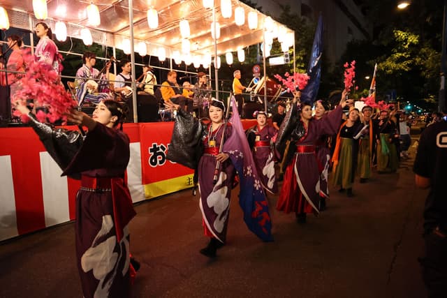 【おびひろ盆踊り】生演奏の「北海盆唄」にのせ、各出場チームとも趣向を凝らした衣装と踊りがまちを彩り、沿道の観客を魅了します。