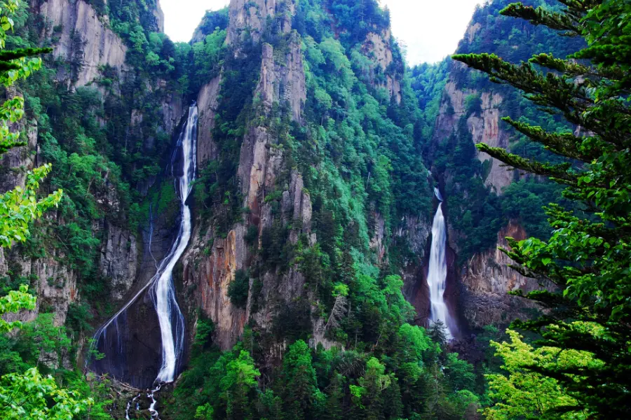 滝の流れる様子