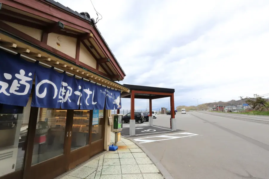 のれんのかかった道の駅外観