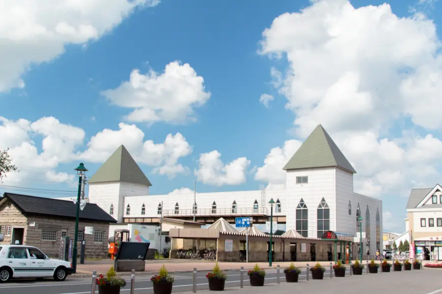 三角の屋根の建物の外観写真