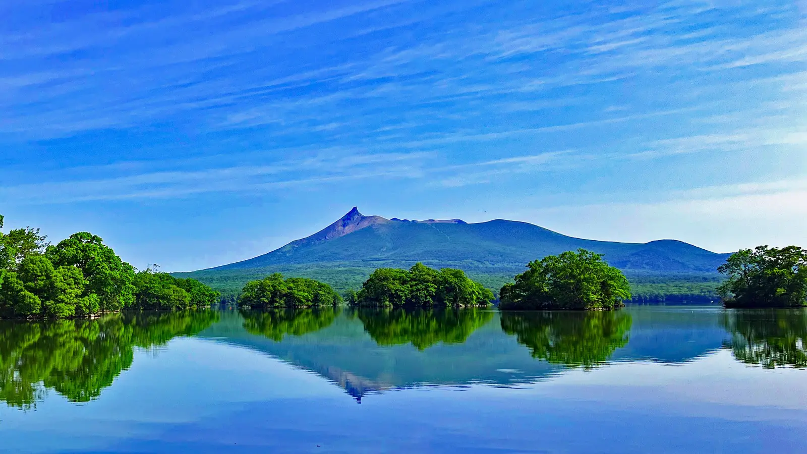 駒ヶ岳と水面の写真