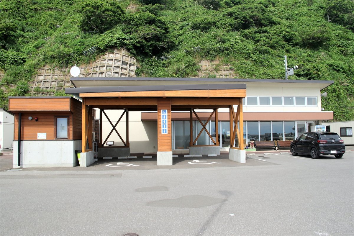 神恵内村の道の駅「オスコイ！かもえない」の建物
