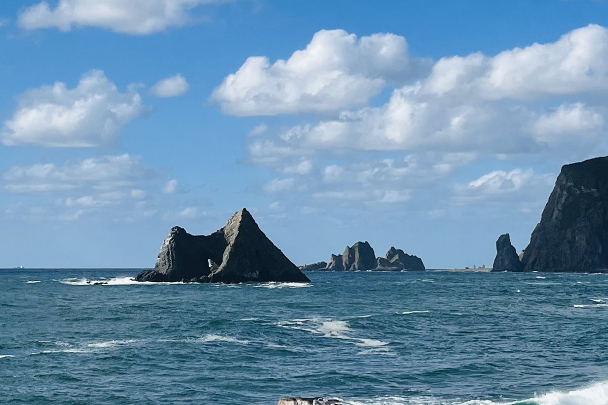神恵内村の海岸にそびえる奇岩「窓岩」
