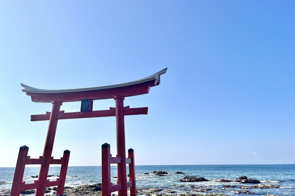 初山別村の海の中に建つ金比羅神社の朱色の鳥居