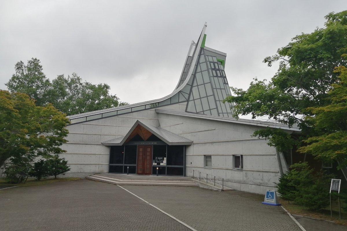 平取町立二風谷アイヌ文化博物館の外観