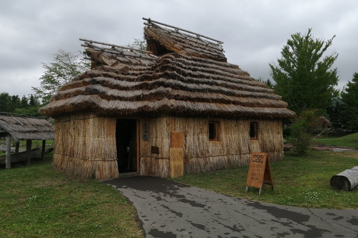 二風谷コタンに復元されたアイヌの家屋チセ