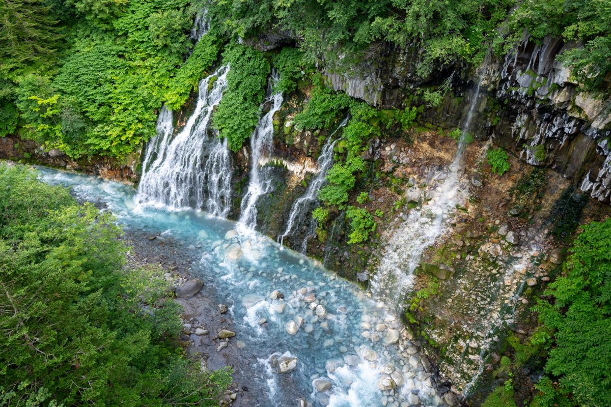 美瑛川に流れ落ちる白ひげの滝