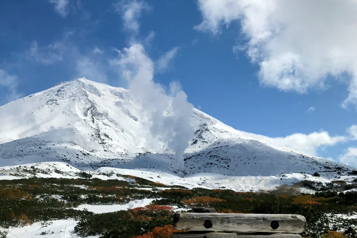 雪をかぶった大雪山の旭岳